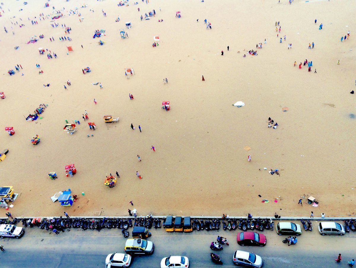 13. Chủ đề Cuộc sống: Ảnh chụp bãi biển Chennai, Ấn Độ từ đỉnh của ngọn hải đăng